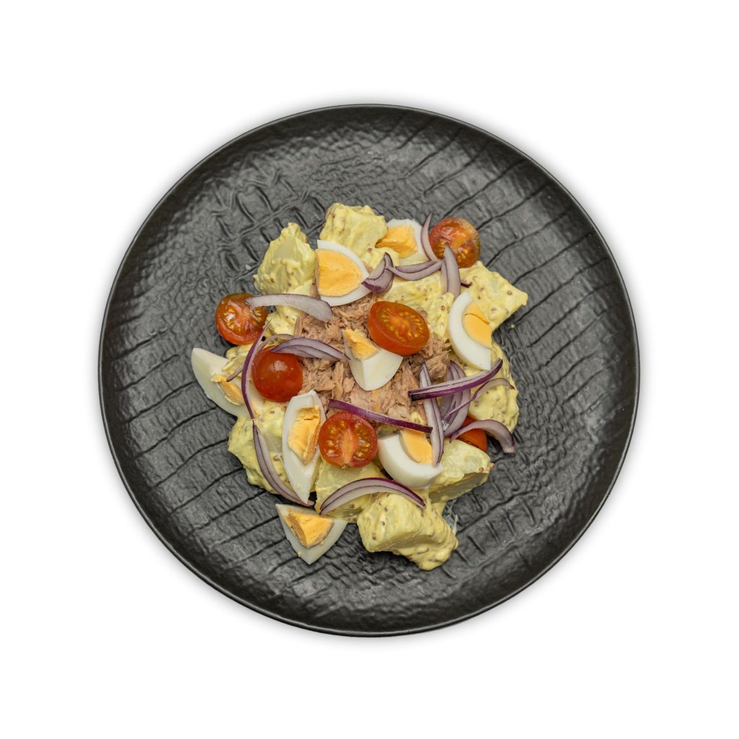 Ensalada de patata alemana con huevo, atún, tomate y cebolla roja