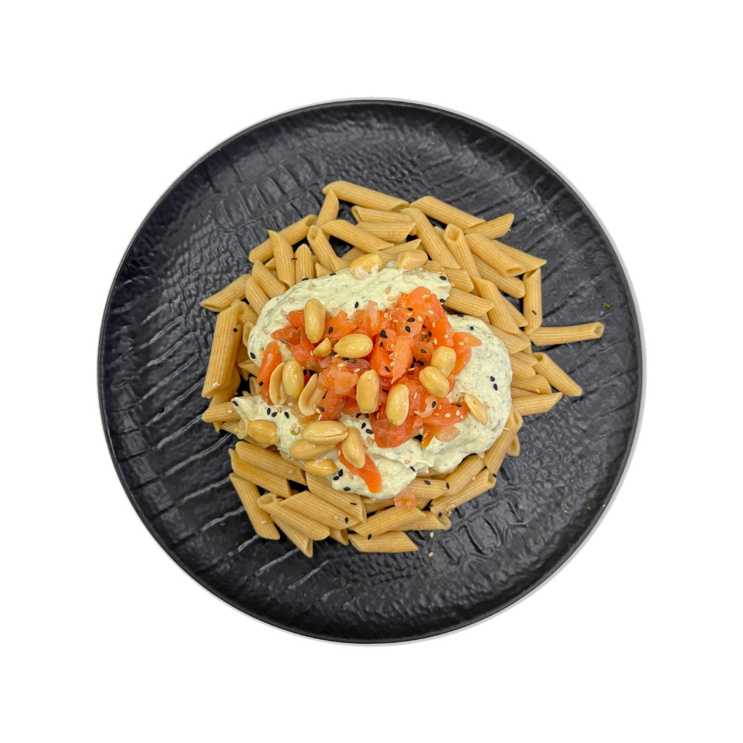 Macarrones integrales con crema de salmón ahumado y cacahuetes