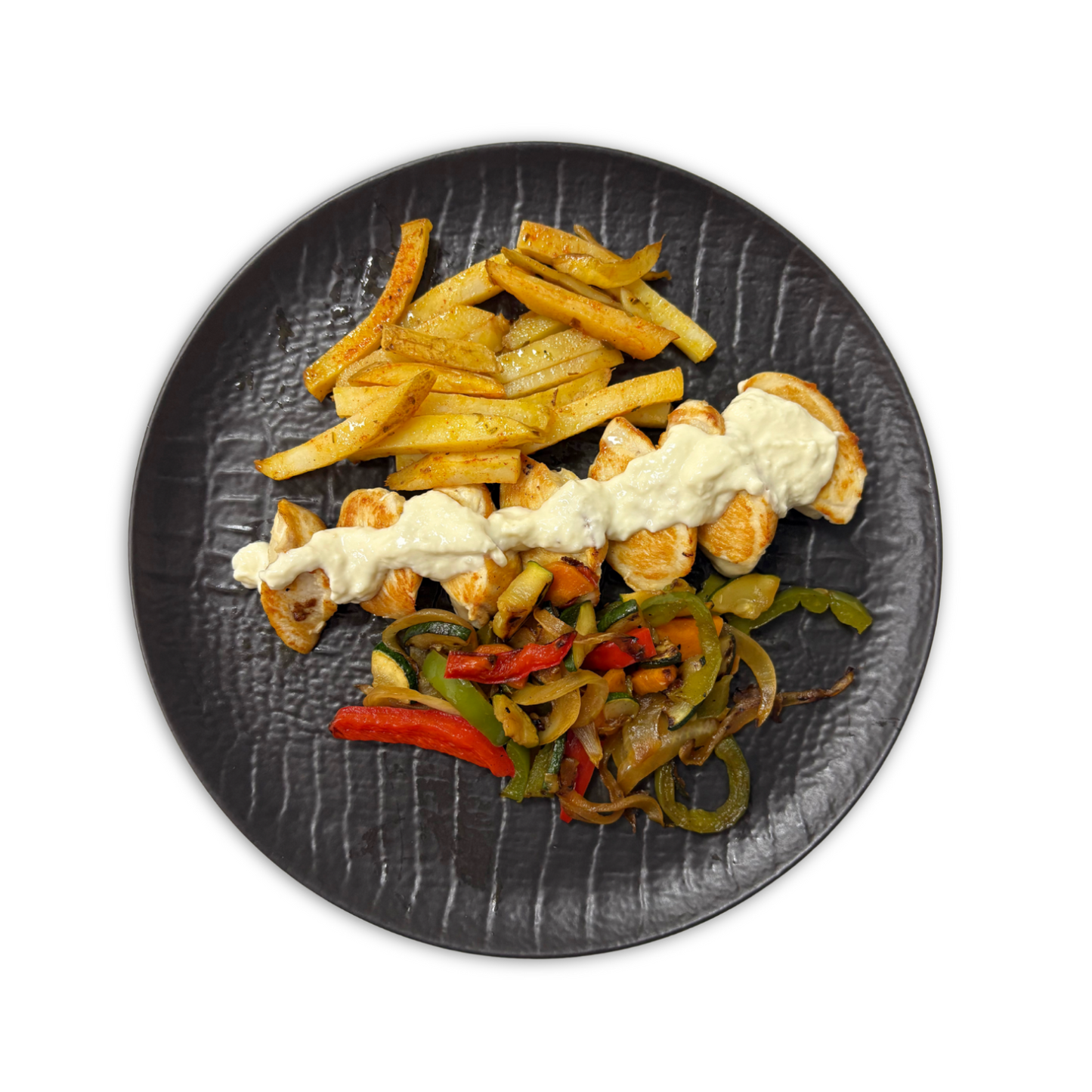 Pechuga de pollo en salsa roquefort con patatas y verduras salteadas