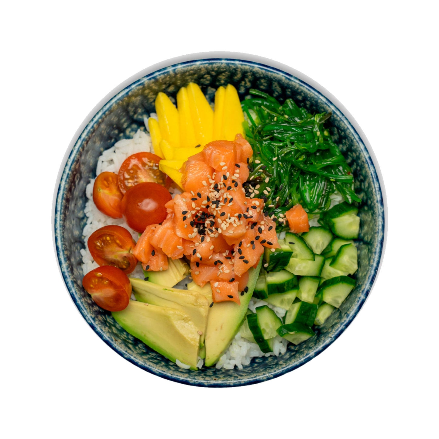 Poke de salmón con arroz, pepino, tomate, aguacate, mango y alga wakame