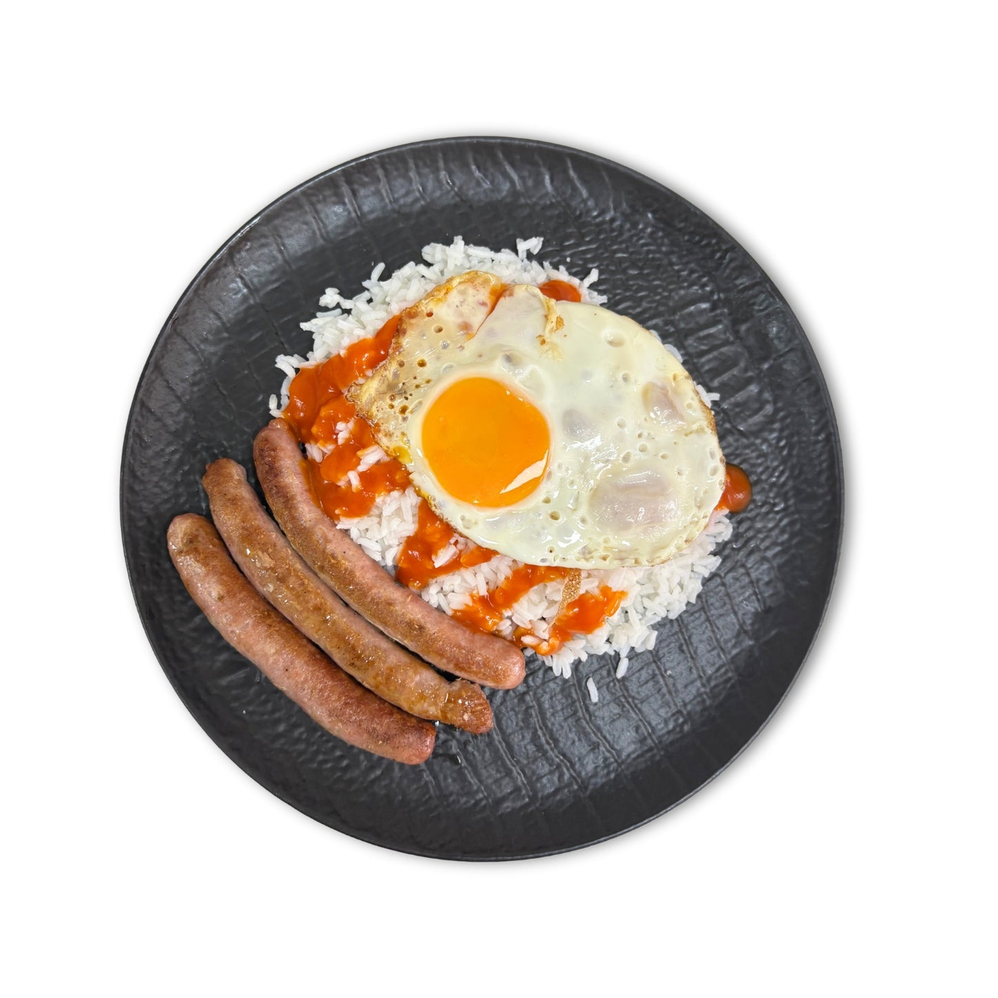 Arroz a la cubana con salchicha de pollo, salsa de tomate, y huevo a la plancha