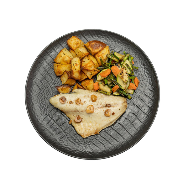 Dorada al ajo pescador con patata asada y salteado de trigueros