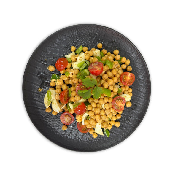 Ensalada de garbanzos con pimiento, tomate cherry, huevo duro y comino
