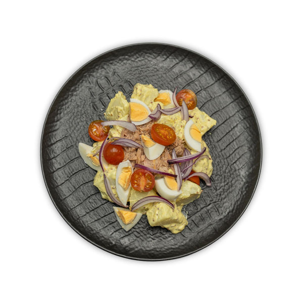 Ensalada de patata alemana con huevo, atún, tomate y cebolla roja