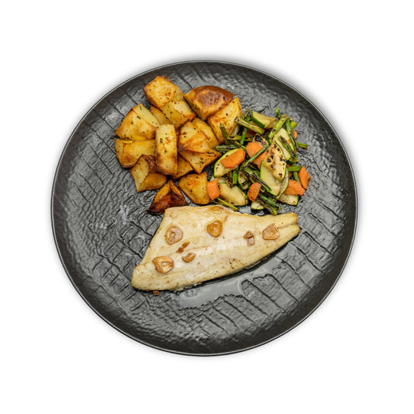 Lubina al ajo pescador, con patatas asadas y salteado de trigueros