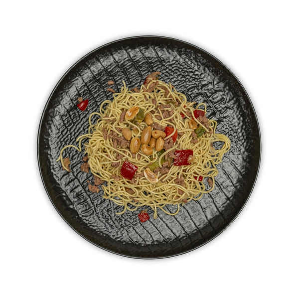 Noodles salteados estilo thai con carne picada y cacahuete