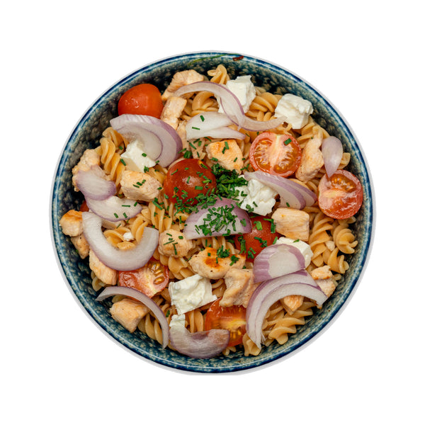 Pasta de lentejas con tomate cherry, queso feta y pechuga de pollo