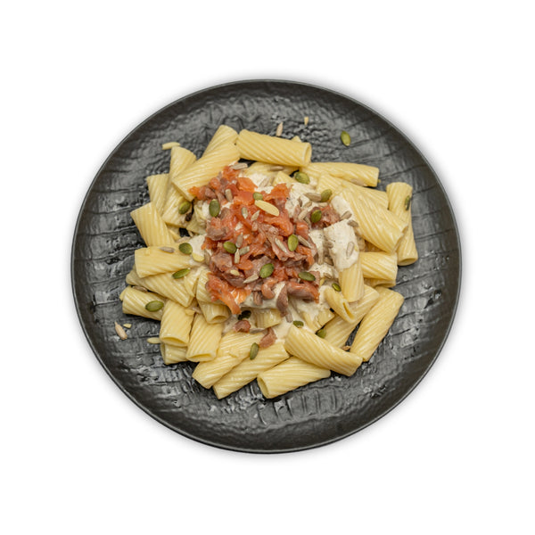 Pasta con crema de queso, salmón ahumado y rúcula