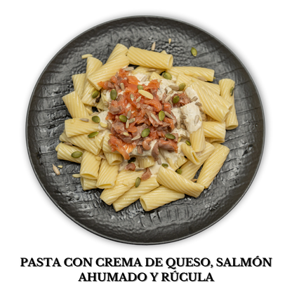 Pasta con crema de queso salmón ahumado y rúcula alérgenos(gluten, lácteos y pescado)
