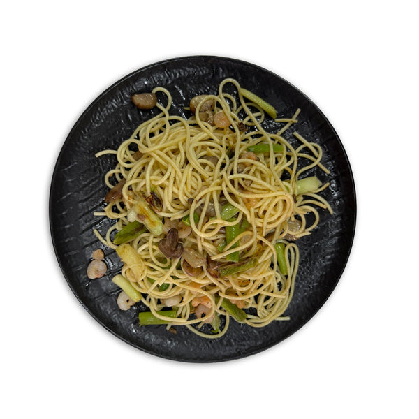 Pasta con gambas, champiñones y ajos tiernos