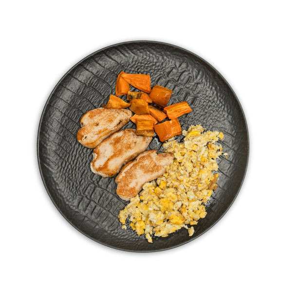 Pechuga de pollo con boniato asado y 2 huevos revueltos