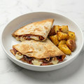 Piadina de jamón, con gorgonzola, cebolla caramelizada, nueces y tomate seco