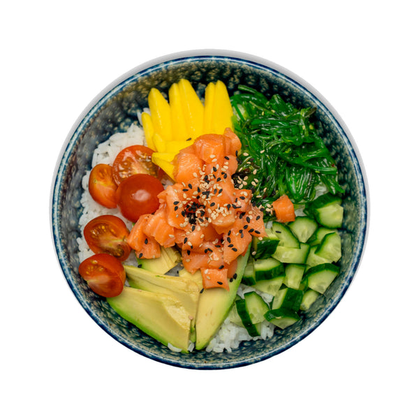 Poke de salmón con arroz, pepino, tomate, aguacate, mango y alga wakame