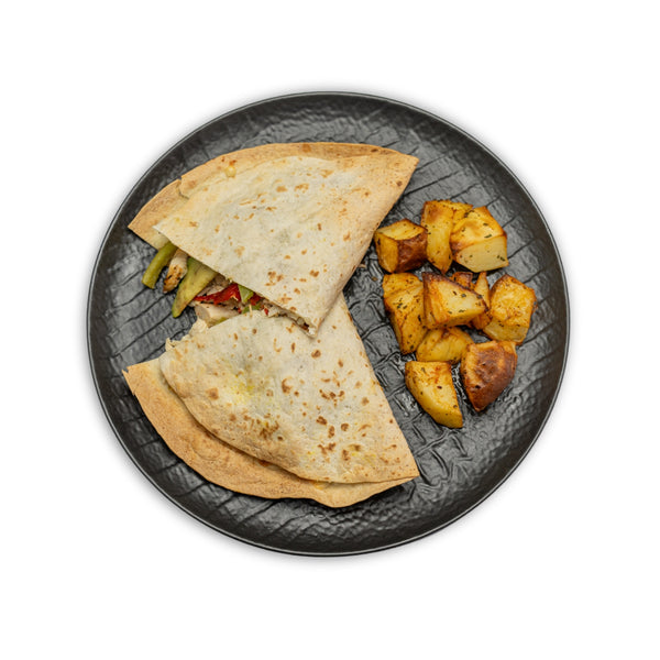 Quesadilla de pollo con mozzarella, maíz, pimiento rojo y verde y aguacate