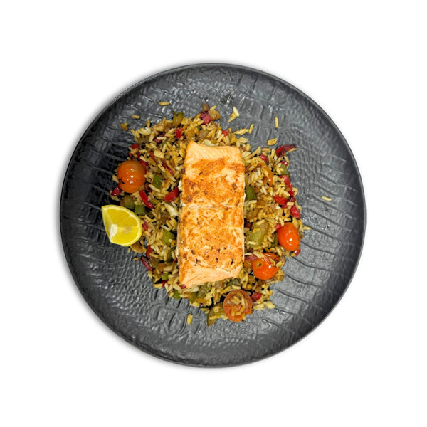 Salmón tostado con salteado de arroz con verduras