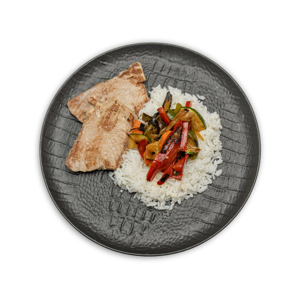 Tataki de atún con arroz basmati y verduras salteadas